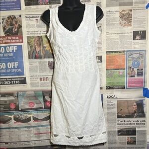 Elegant White Sleeveless Dress